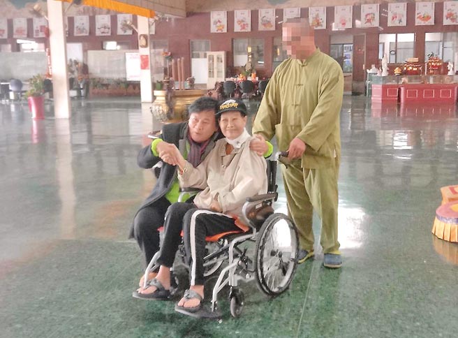 眭澔平（左）近日重回龙发堂探望心贤师父（中）。（眭澔平提供）