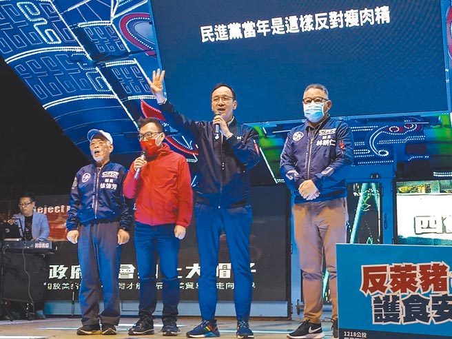 國民黨主席朱立倫（右二）痛斥副總統賴清德已成了賴記藥房的萊劑藥頭，並要蔡英文總統要檢討一下，為什麼綠營執政變成網軍治國？（邱立雅攝）