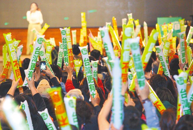 四大公投在即，時代力量最新民調結果顯示，僅核四重啟不同意高於同意。圖為民進黨力催「四個不同意」社群之夜。（張鎧乙攝）