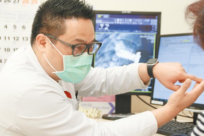 曾获台北市医师公会青年杏林奖、辅大医院神经外科主治医师曾伟伦是内心充满摇滚音乐魂的Rocker。（辅大医院提供／戴上容新北传真）