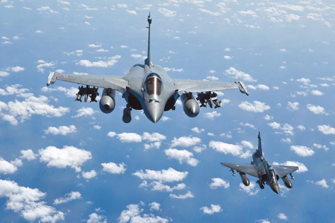 2011年3月，法國「飆風」戰機（左）和「幻象」戰機參與執行對利比亞軍事行動的檔案照。（新華社）