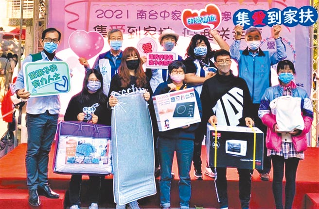 南台中家扶爱心市集4日登场，寒冬送暖尚缺3成经费，集眾人之力助弱势。（南台中家扶提供／卢金足台中传真）