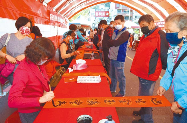 水里乡祈安圆醮，请书法老师现场挥毫，增添文化气息。（南投县政府提供／廖志晃南投传真）