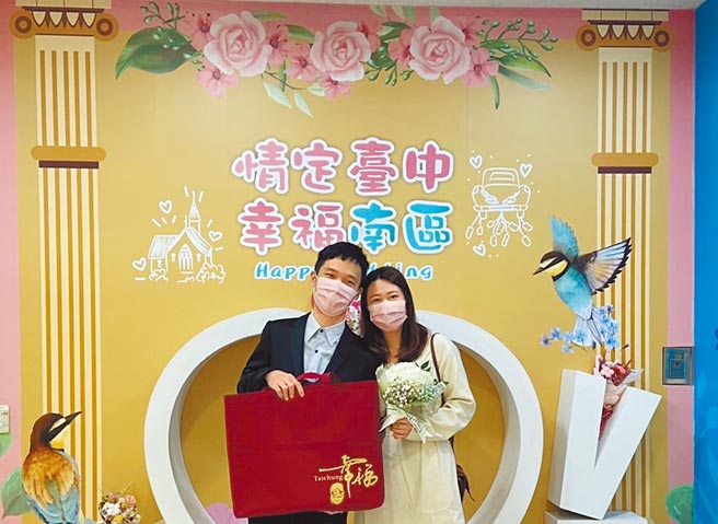 台中市府民政局贈送「愛在台中．幸福看得見－雙人毛毯」，讓新人被愛擁抱幸福一「被」子。（台中市府提供／盧金足台中傳真）