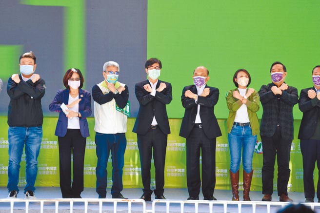 行政院长苏贞昌（右四）、立法委员邱议莹（右三）、高雄市长陈其迈（左四）等人4日共同呼吁乡亲，12月18日用「4个不同意」守护台湾的未来，让台湾走向国际。（邱议莹服务处提供／林雅惠高雄传真）