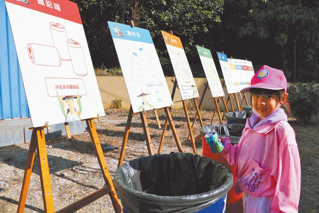 琉球迎王4日展開祈福遶境，水仙宮在上科迎王全程使用環保餐具，而這科雖因疫情改用一次性餐具，但做足垃圾分類還透過記錄為之後的改善、規畫做準備。（謝佳潾攝）