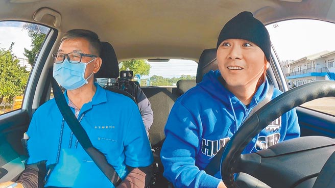 王仁甫（右）为《飢饿游戏》重温驾训班的各种考题。（中视提供）