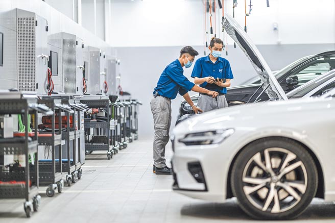 汽车年终健检开跑，各品牌推回厂优惠，图为VOLVO技师正在检查车辆。（VOLVO提供）