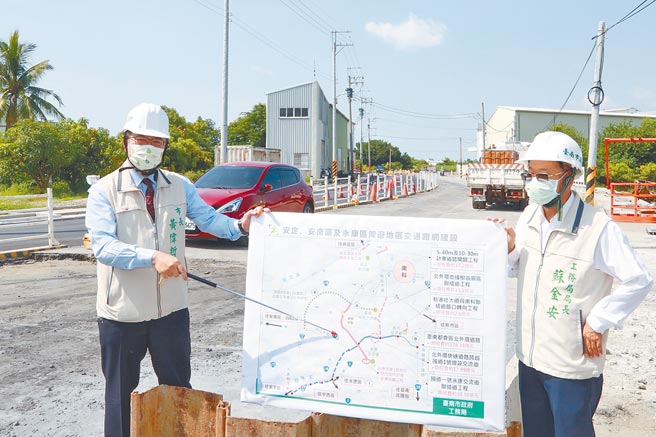 台南市长黄伟哲（左）视察永康交流道至国道8号联络道工程。（台南市政府工务局提供）