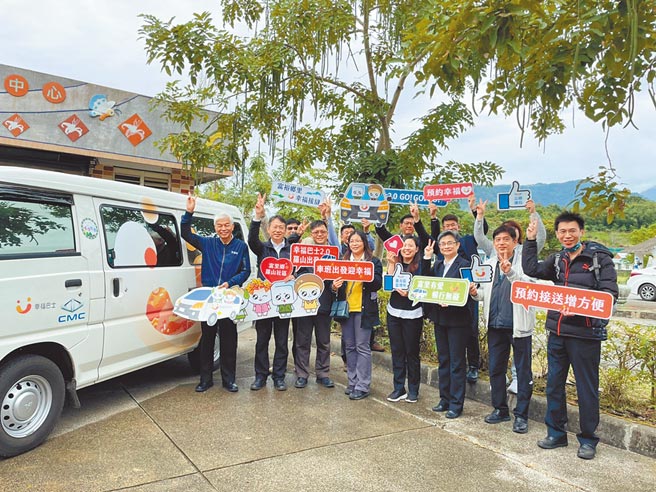 交通部公路总局陈钲漳局长与中华汽车林玲君经理出席幸福巴士2.0通车典礼。（中华汽车提供）