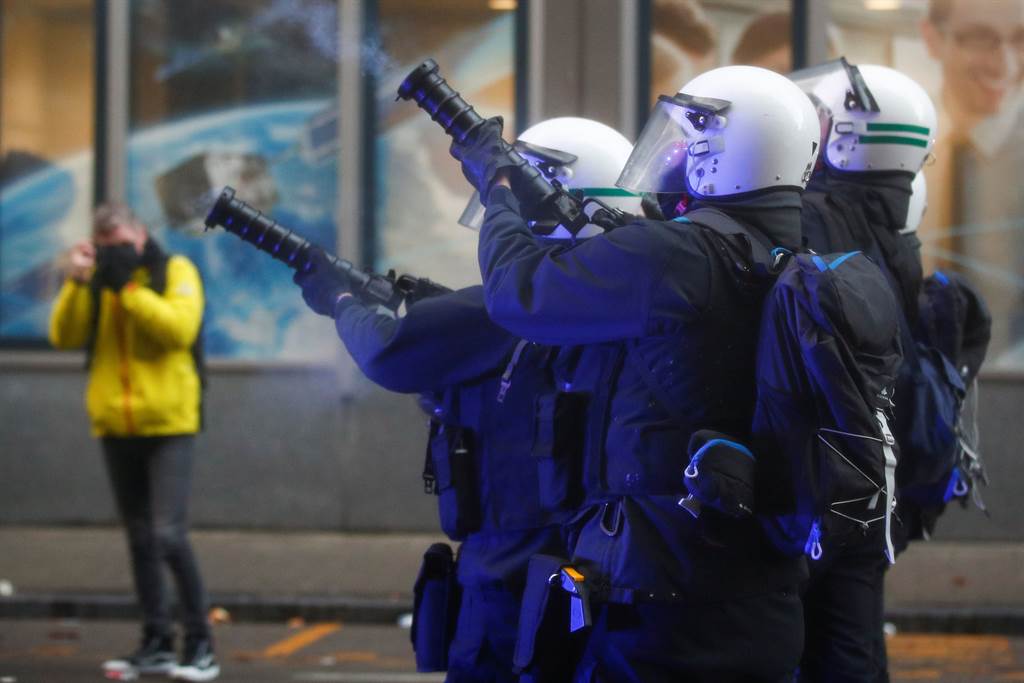 比利时警方发射催泪瓦斯与强力水柱驱散群众。图/路透社(photo:ChinaTimes)