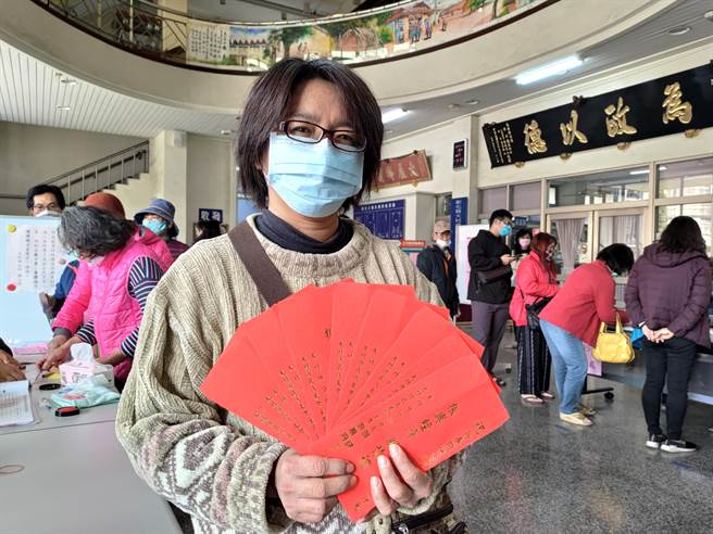 大村乡公所预计于明年1月中二度加发给每位乡民2000元振兴消费现金礼金，预计有3.9万多人受惠；图为今年1月首度发放2000元振兴现今礼金。（资料照）