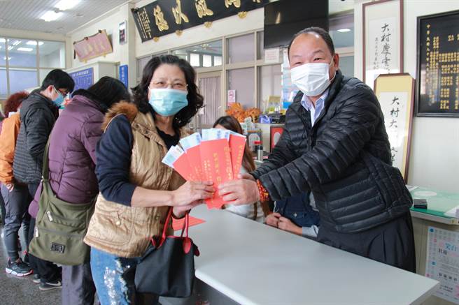 大村乡长游盛（右）松口证实，公所将于明年1月中二度加发给每位乡民2000元振兴消费现金礼金，13日临时会上将提追加预算案，若顺利通过，预计将有3.9万多人受惠。（资料照）