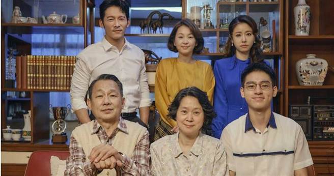 劇中客串林心如一家的演員包括「爸爸」沈孟生（前排左）、「媽媽」王月以及「哥哥」溫昇豪（後排左起）、「姐姐」六月蔡君茹。（圖／Netflix、百聿數碼提供）