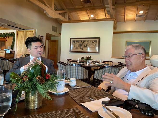 国民党国际部副主任黄裕钧（左）与前国安会秘书长袁健生（右）。（取自黄裕钧脸书）