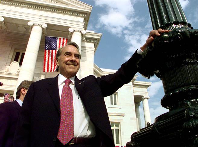 前美国联邦参议员杜尔（Bob Dole）今天病逝，享寿98岁。(图/路透社)