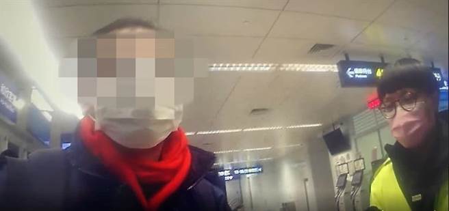 潘男獲警方拿出車資助返鄉，臨走前感激不已。（圖／翻攝板橋警聲雲）