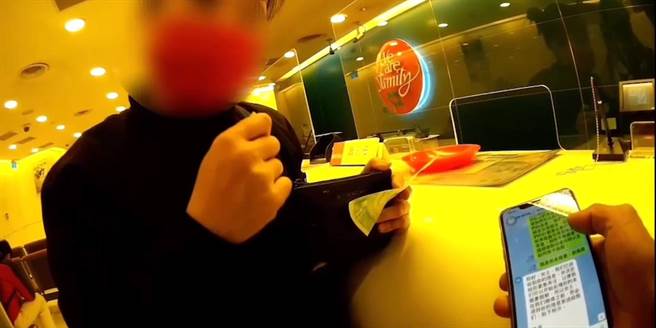 劉姓女子在網路遇到自稱戰地醫生的男子，至銀行匯款2萬元幫「未婚夫」通關來台結婚，警方當場戳破詐術。（翻攝照片／石秀華高雄傳真）