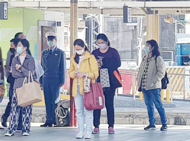 一名军校生在月台上等火车，立正30分钟，态度令人佩服。（翻摄爆料公社脸书）