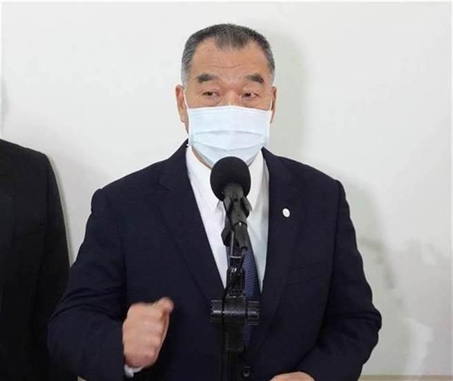 国防部长邱国正。本报资料室