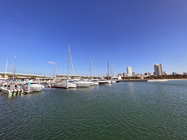 台南市政府观光旅游局执行的「台南市黄金海岸水陆域游憩整体规画案」，将以「北段─滨海游憩港湾」、「中段─浪漫人文沙滩」、「南段─观夕沙滩驿站」作为分区段发展构想。（洪荣志摄）