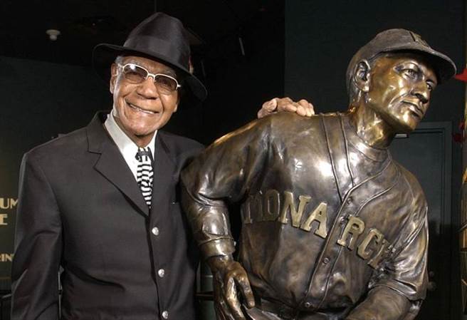 2005年，欧尼尔与名人堂外自己的雕像合影。（美联社资料照）