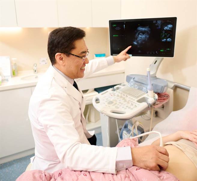 TFC臺北妇产科诊所生殖中心副院长王瑞生医师提醒，「年龄」是女性生育能力、胎儿健康及活产的重要关键因素。（图／臺北妇产科诊所生殖中心提供）