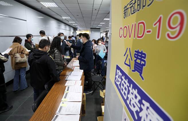 指挥中心副指挥官陈宗彦今重申「安心接种专案」以不通报、不查处、不收费、不管制的原则，鼓励8万3000多名逾期停居留的人士来接种。（刘宗龙摄）