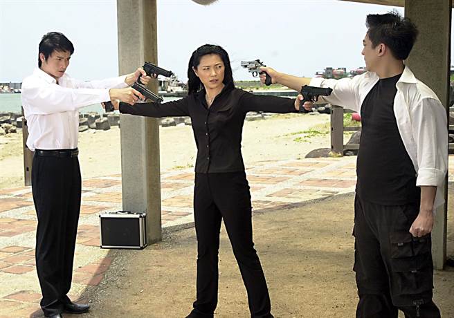 陈昭荣拍了好几部电视剧才走红，图为2003年《台湾霹雳火》剧照，从左到右是刘文聪(秦扬)、邢速兰(张凤书)与陈昭荣。(卢祎祺摄)