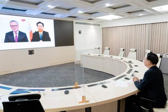 中共对台威胁加剧，外交部长吴钊燮接受外媒採访。（外交部提供）