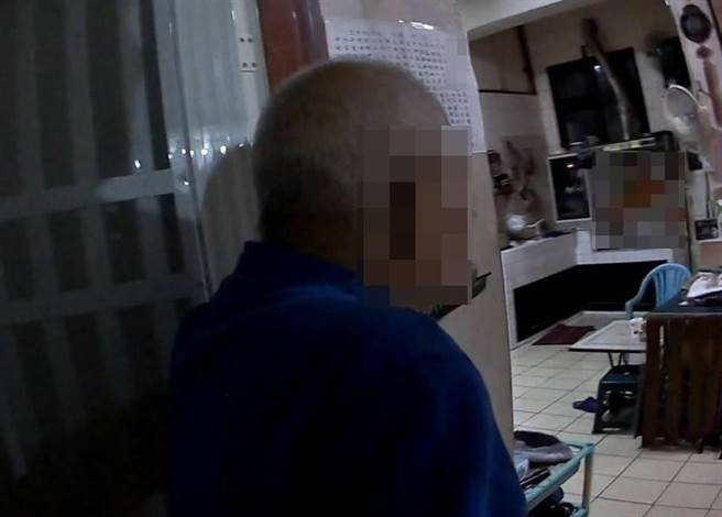 在太平警分局員警協助下，洪姓老翁順利返回住家。（台中太平警分局提供／馮惠宜台中傳真）