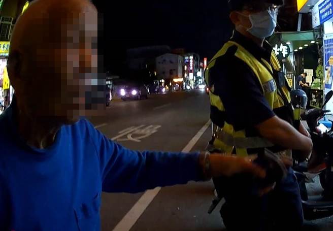 洪姓老翁迷失街頭，在太平警分局員警發現後，耐心勸導、協助下，洪姓老翁順利返回住家。（台中太平警分局提供／馮惠宜台中傳真）