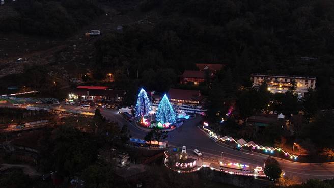 云端上的耶诞树从空拍角度看相当壮观。（参山处提供／王文吉台中传真）