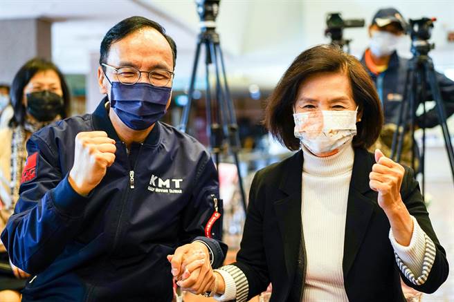 国民党主席朱立伦（左）与宜兰县长林姿妙同台，2人应媒体要求握手拍照。（李忠一摄）