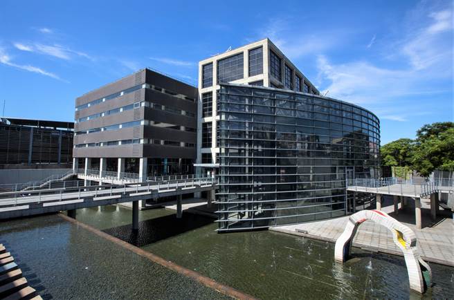 新北市立莺歌陶瓷博物馆Podcast「艺术开麦拉」近期开播，累计至今已有超过3000人次收听，为了宣传莺歌艺术季活动，陶博馆推出「展览说故事」、「米博士的艺术诊聊间」两个单位。（陶博馆提供）