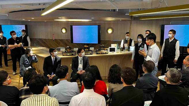 蔡英文总统与高雄市长陈其迈与亚湾新创园业者喝咖啡座谈。（柯宗纬摄）