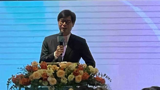 「海风吹啊吹，高雄准备要飞！」陈其迈兴奋地说，12月高雄喜事连连。（柯宗纬摄）