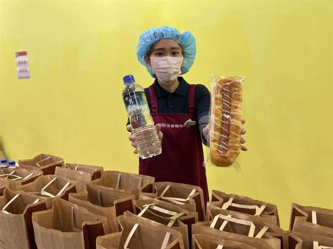 来全联打疫苗，送麵包与矿泉水1瓶。（全联提供）