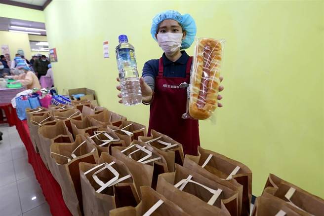 为方便民眾接种新冠肺炎疫苗，全联福利中心本周起将在全台174家门市设立疫苗施打站，6日由新北市大观门市率先打头阵，提供200剂莫德纳（Moderna）疫苗供符合资格的民眾接种，全联还提供矿泉水及麵包送给完成接种的民眾。（黄世麒摄）