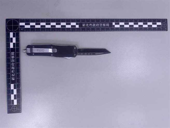 警方查扣林男持有的彈簧刀。（警方提供）