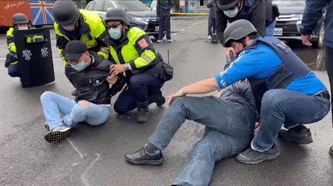 林口警分局上午在林口区林口路林口农会执行「金融机构防抢演练」，内容相当逼真，路过民眾惊呼连连。(林口分局提供)
