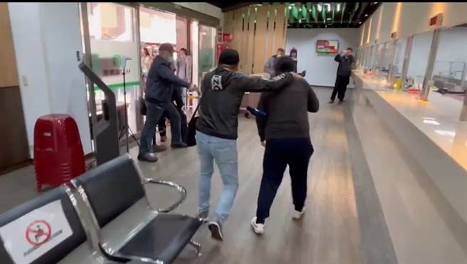 林口警分局上午在林口区林口路林口农会执行「金融机构防抢演练」，内容相当逼真，路过民眾惊呼连连。(林口分局提供)
