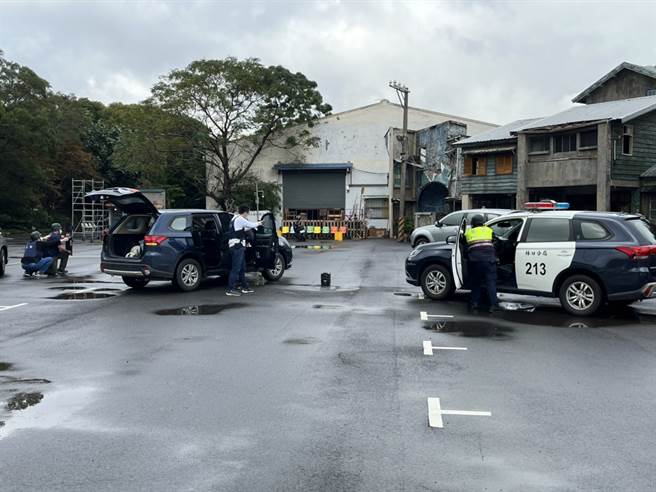 林口警分局上午在林口区林口路林口农会执行「金融机构防抢演练」，内容相当逼真，路过民眾惊呼连连。(林口分局提供)
