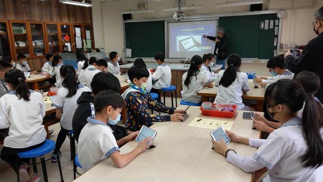 教育部2019年開始推動科技輔助自主學習計畫，並培訓許多教師，明年將擴大計畫到全台，盼教師能善用載具結合數位學習平台，培養學生自主學習。（教授黃思華提供／游念育台北傳真）