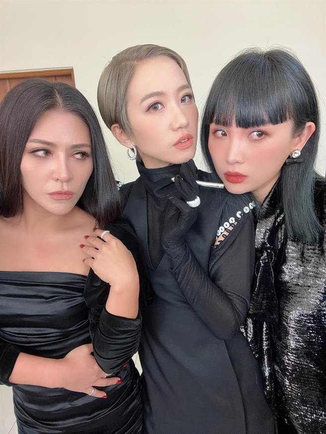 （左起）艾怡良、Lulu和魏如萱跟风《华灯初上》，模仿酒店小姐开玩笑说要面试。（图／FB@艾怡良）