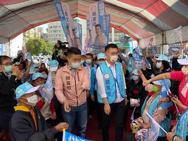 国民党中二选区立委补选参选人顏宽恒「炒米粉」，遭绿营指控贿选。（读者提供／张妍溱台中传真）
