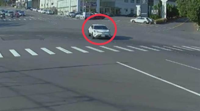 吴姓女子直接把被害人的车子开走逃逸。（翻摄照片／李京升苗栗传真）