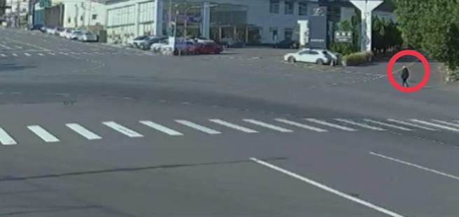 监视器画面拍到吴姓女子形迹可疑。（翻摄照片／李京升苗栗传真）