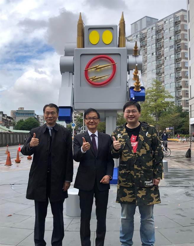 （士林電機總經理謝漢章（中）、台北市觀傳局長劉奕霆（右）等人6日共同主持變壓器機器人啟用典禮。圖／沈美幸）