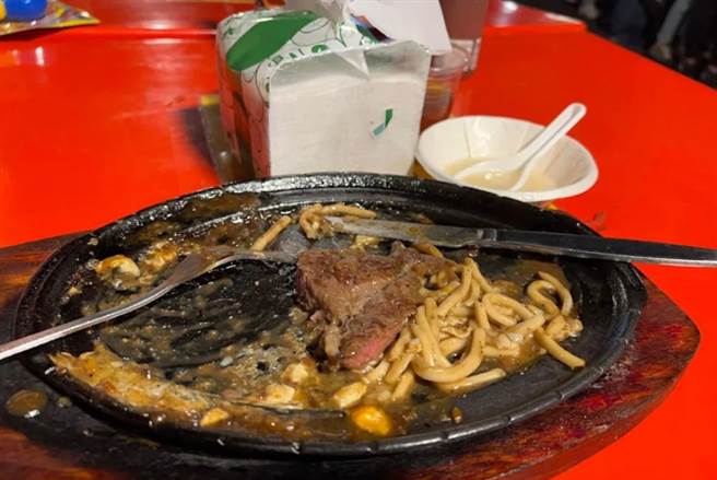 到夜市吃牛排，要求附餐包合理吗？（翻摄爆怨公社脸书）